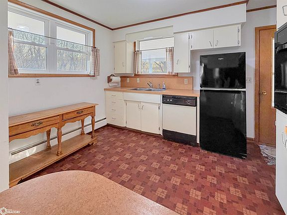 2nd image of 203 11th St SE