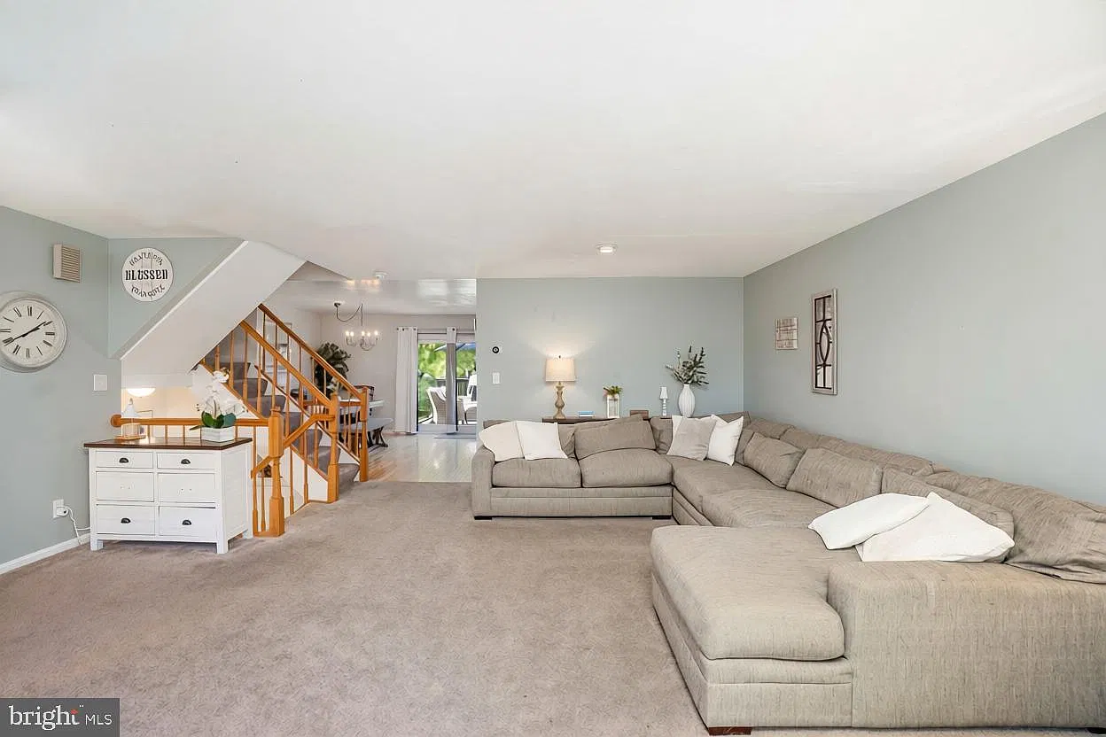 4 bed, 2.5 bath, 2238 sqft, $2,800 — Photo 4