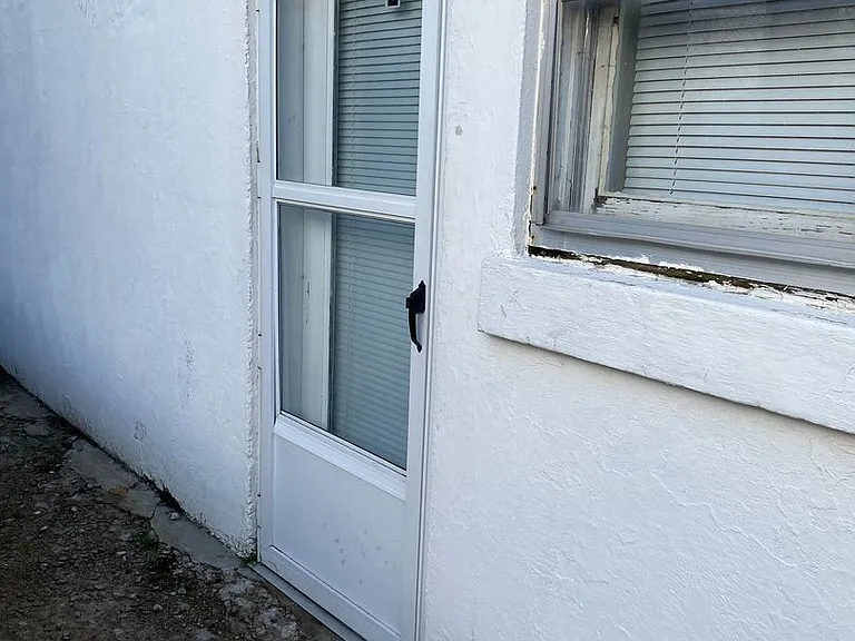 586 S College St — Photo 2