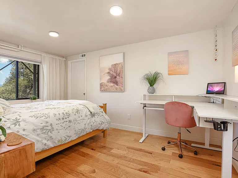1049 Woodside Ln — Photo 36