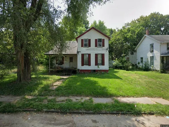 711 E Iroquois St, Freeport, IL 61032