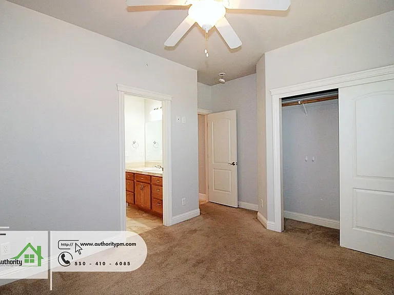 2052 Hedgerow Ave — Photo 14