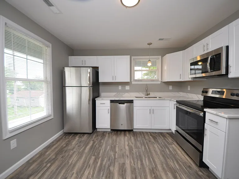 502 S Linn Ave — Photo 2
