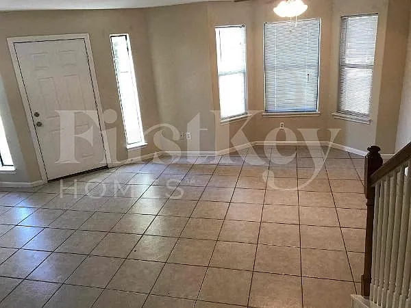 2920 La Estancia Ln — Photo 2