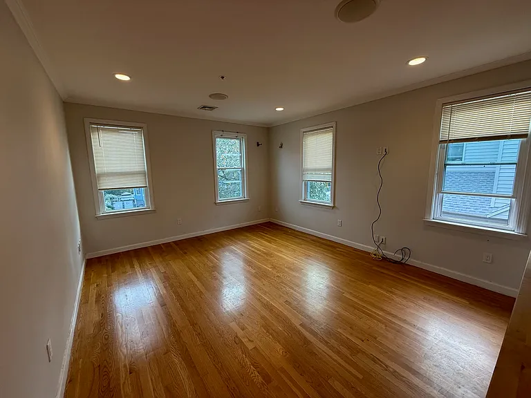 486 Revere St — Photo 3