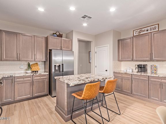 3rd image of 139 E GAIL Drive