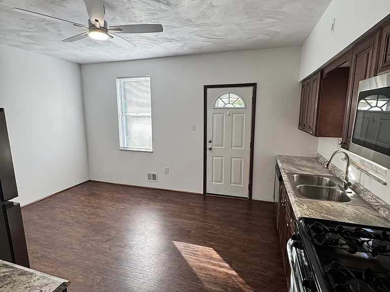 2808 Kenilworth St — Photo 3