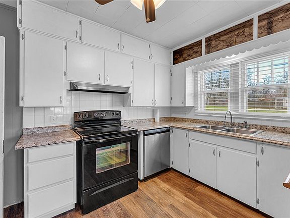 5th image of 302 E College Ave