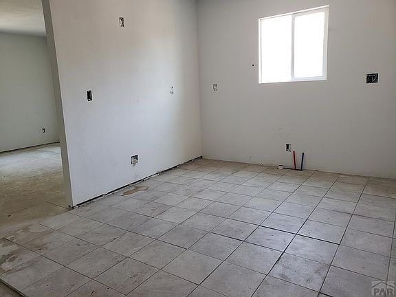4th image of 904 E 5th St