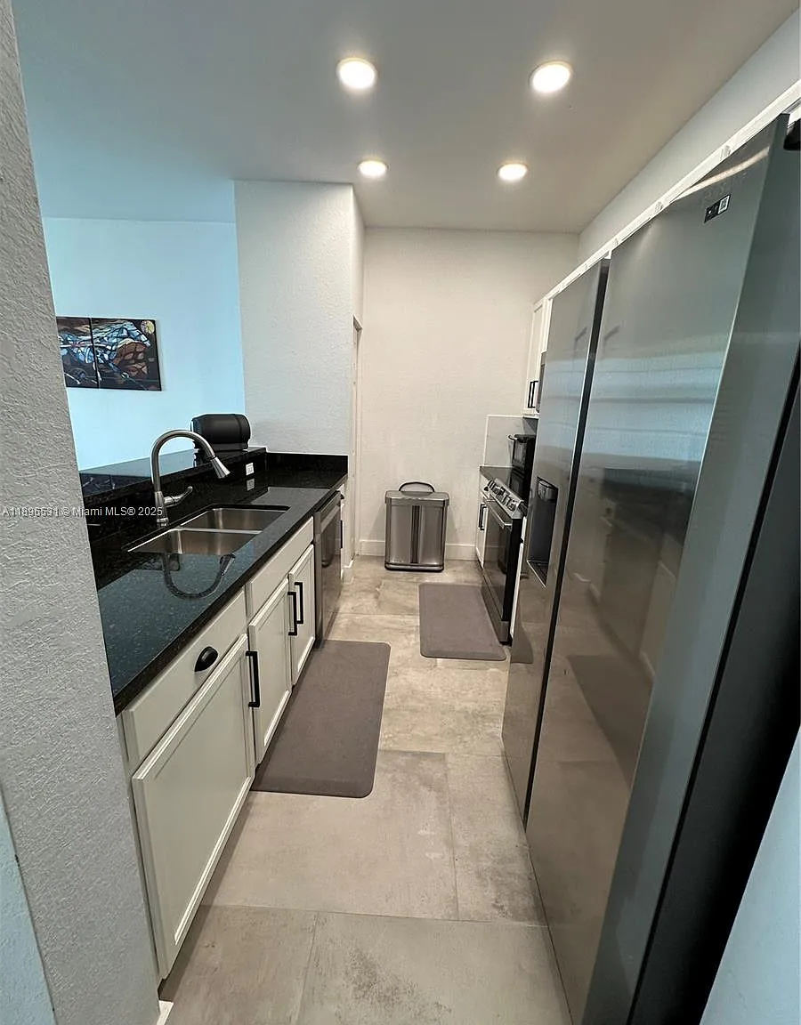 3 bed, 3.5 bath, 2082 sqft, $4,500 — Photo 3