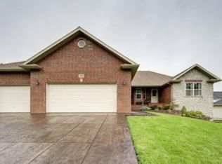 1445 S Casa Grande Ave, Springfield, MO 65802