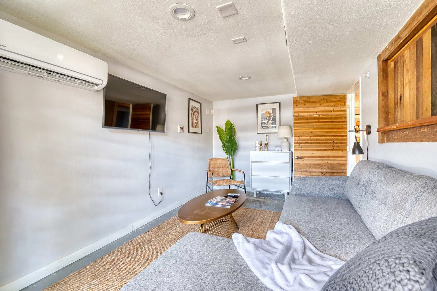 3 bed, 2.0 bath, 990 sqft, $8,555 — Photo 3