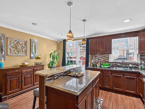 2nd image of 4646 Shelbourne St
