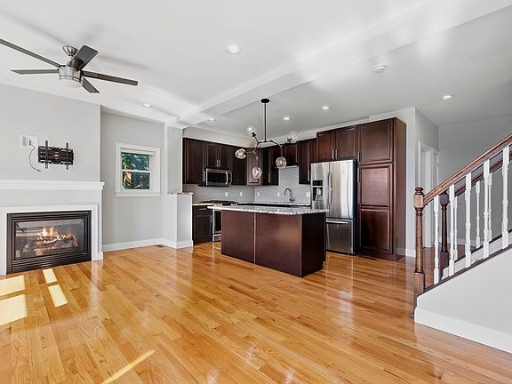4th image of 375 Border St #375