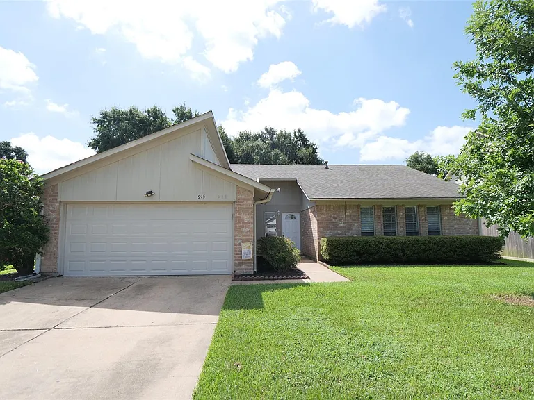 915 Comstock Springs Dr — Photo 1