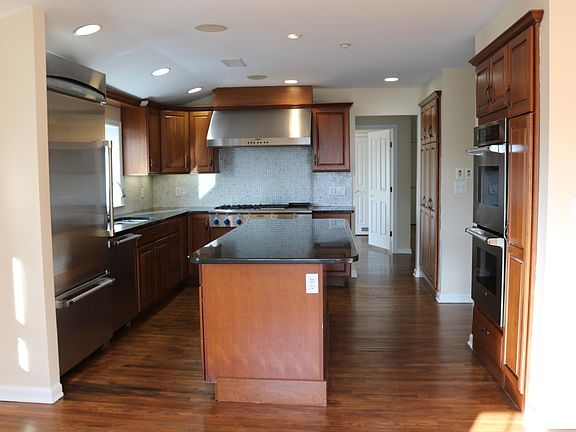 3rd image of 107 Lincoln Ave E