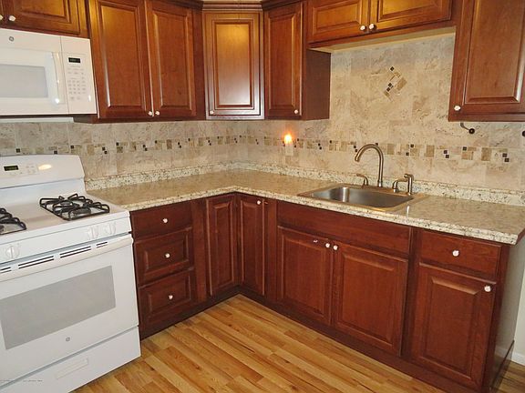 3rd image of 9C Hemlock Dr
