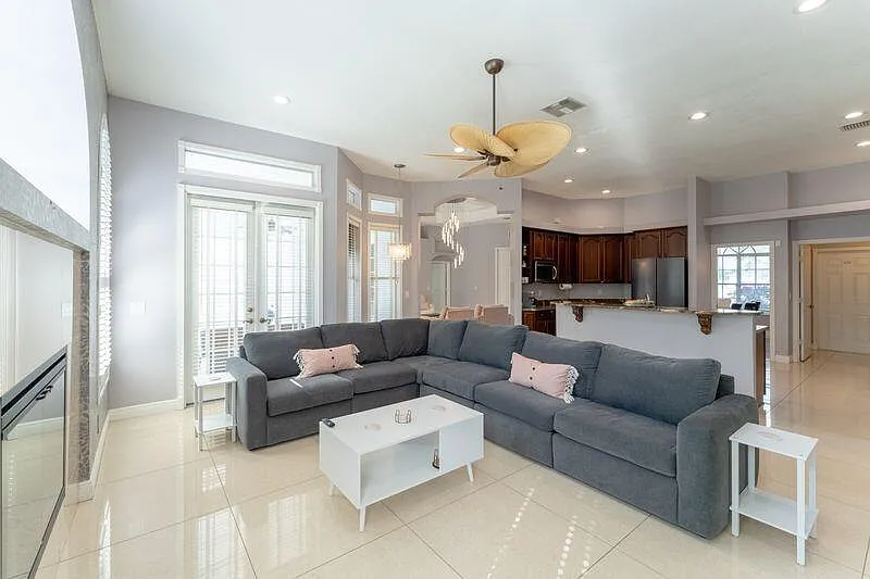 3 bed, 2.0 bath, 2449 sqft, $4,000 — Photo 2