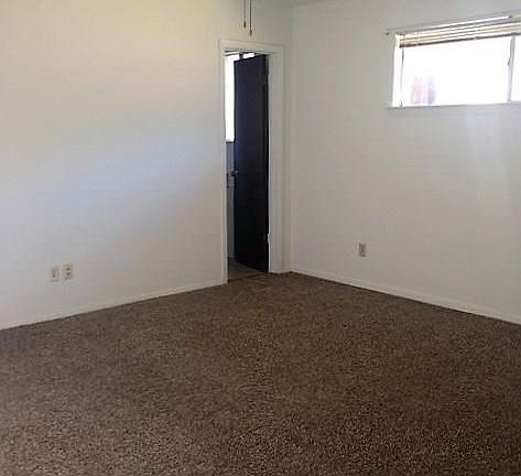3rd image of 1409 Oakhill Dr
