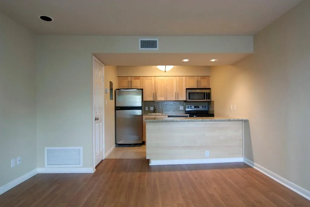 1 bed, 1.0 bath, 650 sqft, $1,275 — Photo 2