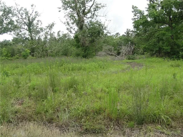 Lisa St, Vinton, LA 70668