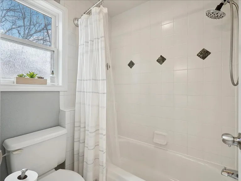 3940 Montclair Ln — Photo 16
