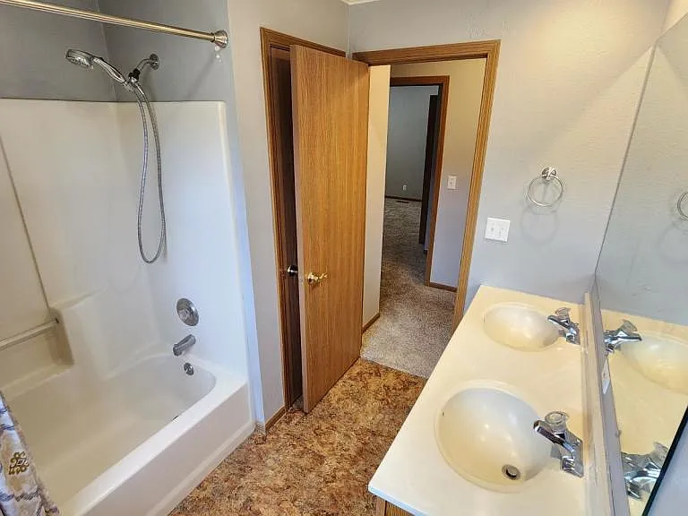 520 Adams Cir #B — Photo 11