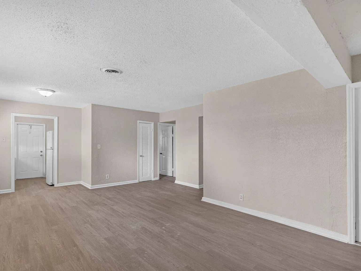 2961 NE 7th Ave — Photo 3