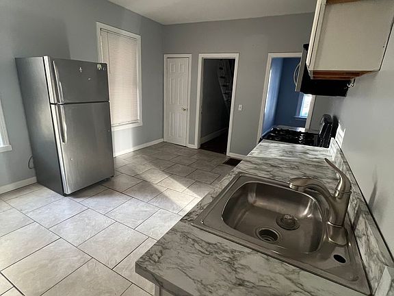 4th image of 176 Wolcott St Floor 1