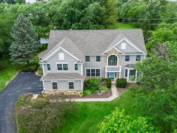 8300 Watson Cir, Crystal Lake, IL 60014