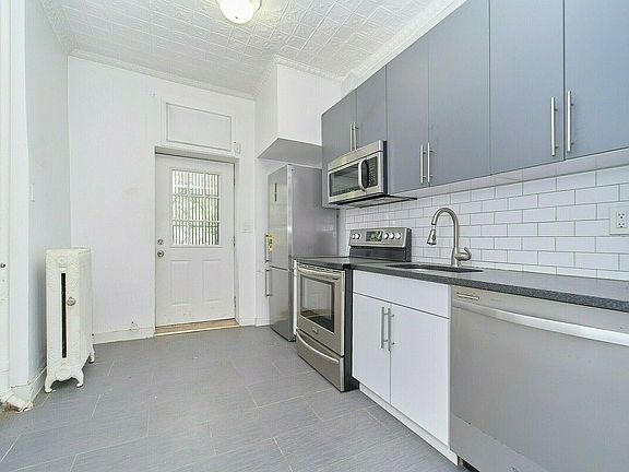 3rd image of 429 Sterling Pl APT 1L