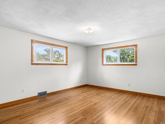 2nd image of 824 Dickinson Dr