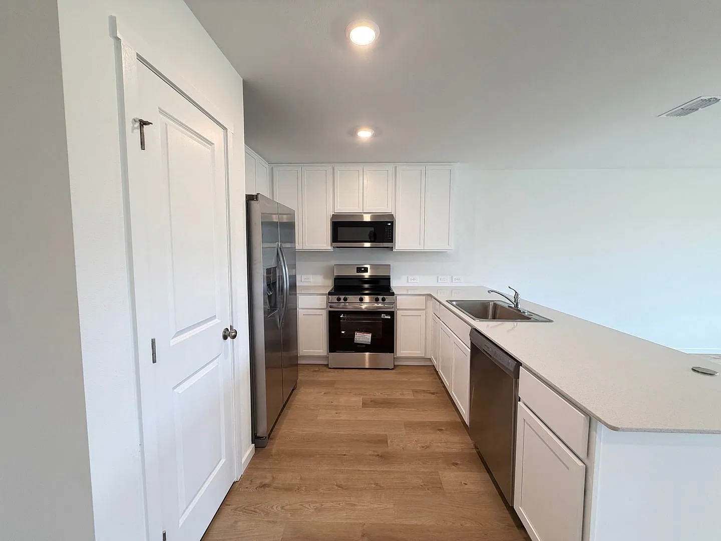 4 bed, 1733 sqft, $1,975 — Photo 4