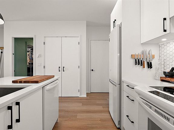 4th image of 2348 Beacon Ave #203