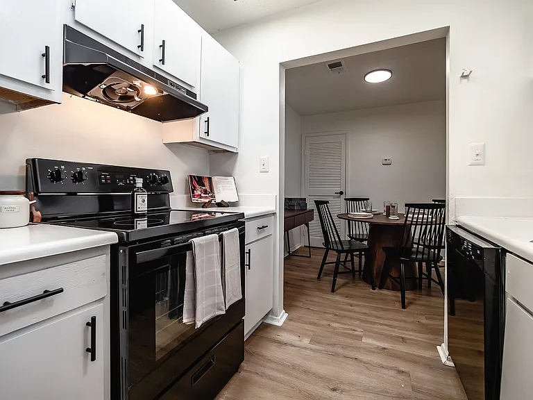 ReNew on Ridgewood Apartments — Photo 6