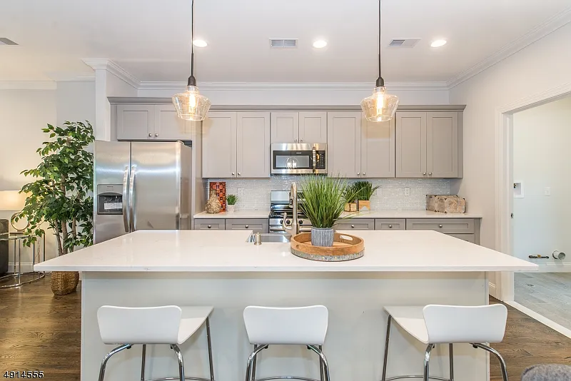 3 bed, 2.5 bath, 2100 sqft, $4,700 — Photo 3