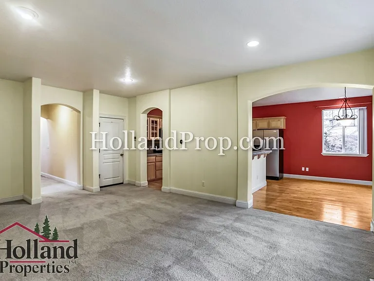 319 NW Wildwood St — Photo 8