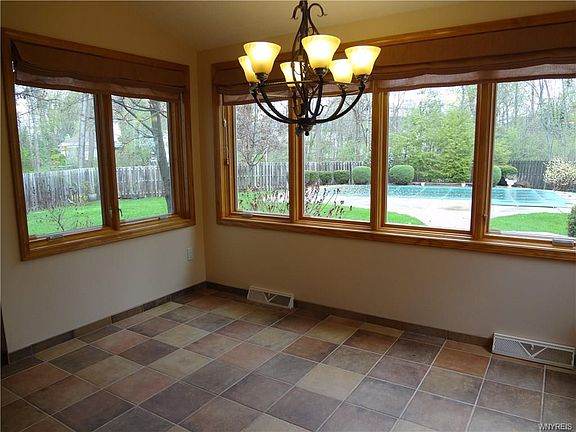 4th image of 25 Sherrelwood Ct