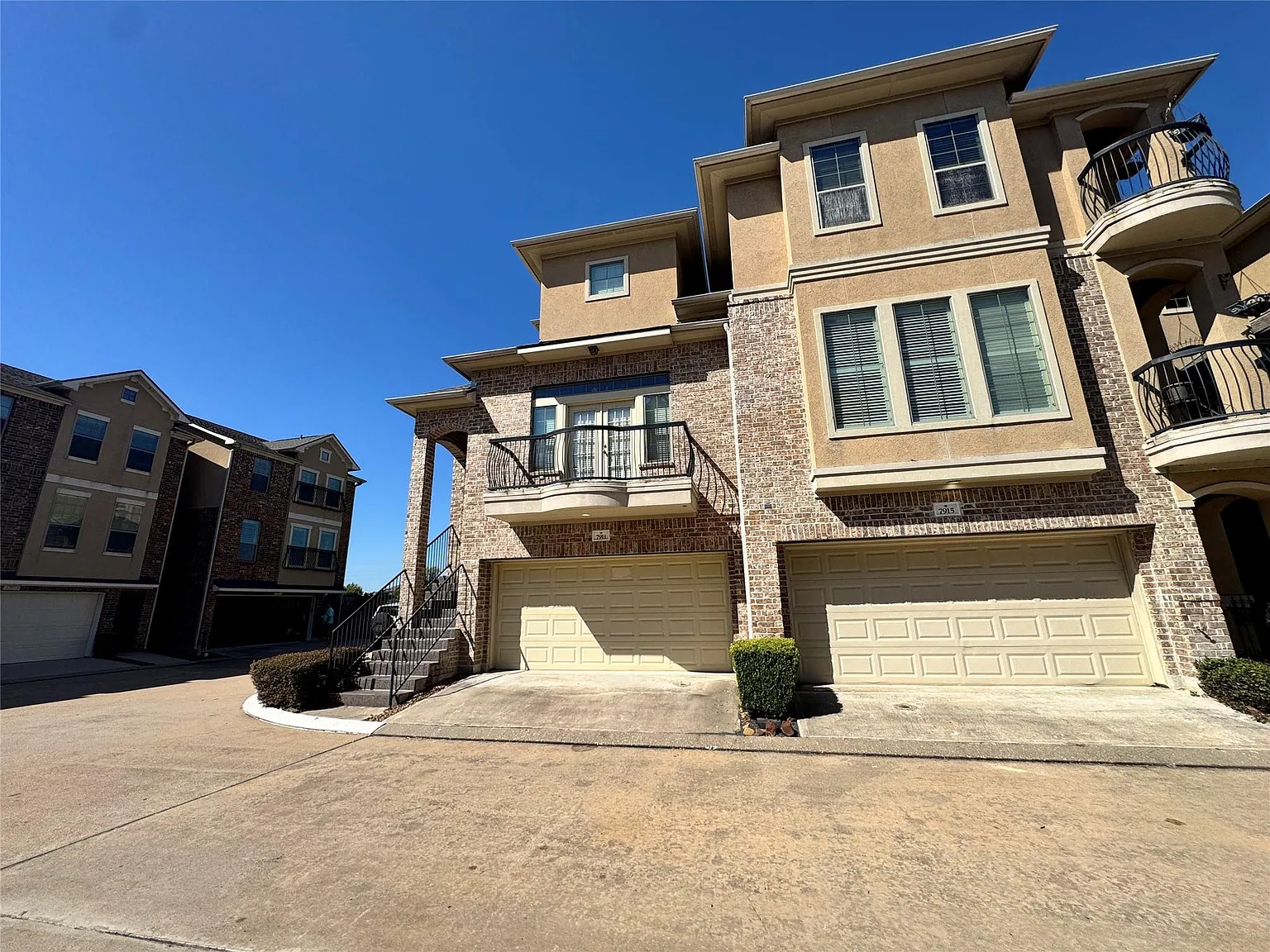 3 bed, 3.0 bath, 2275 sqft, $2,580 — Photo 1