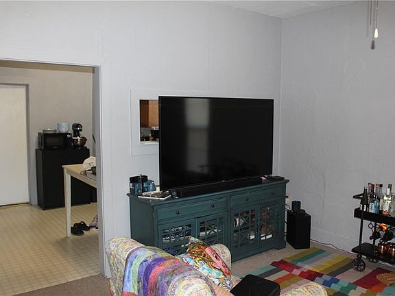 3rd image of 102 W 21st St