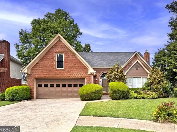 450 Renee Cir, Roswell, GA 30075