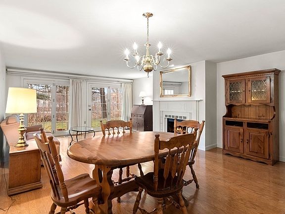 5th image of 9 Essex Green Ln #B