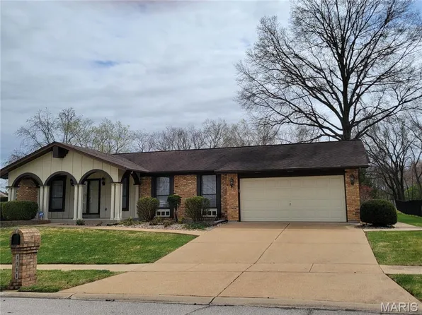 3568 Queens Hill Dr, Saint Louis, MO 63129