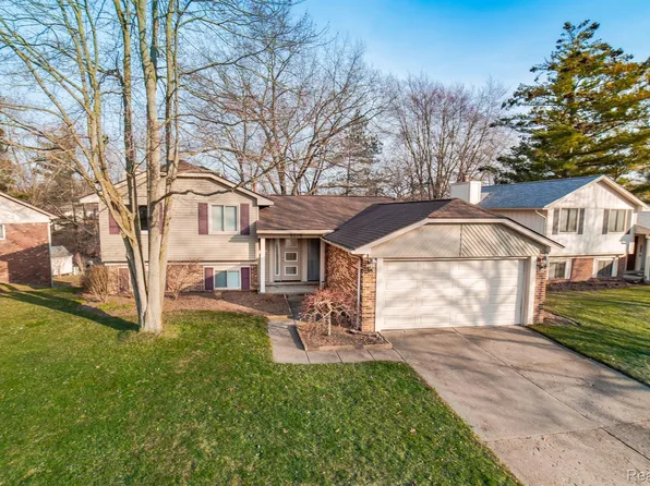 5270 Woodcreek Trl, Clarkston, MI 48346