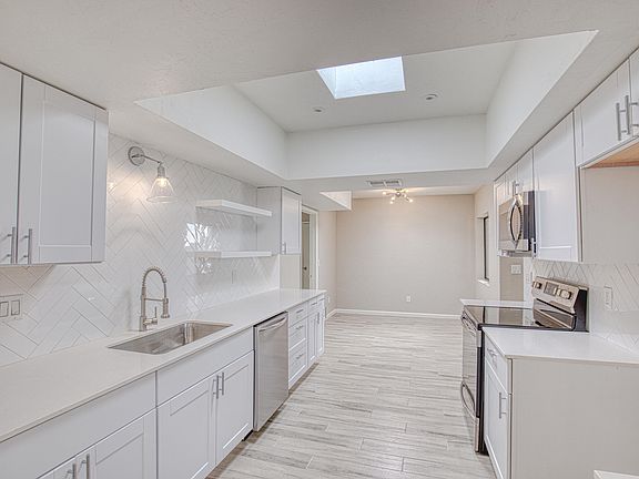 3rd image of 808 W Safari Dr