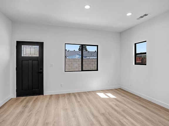 5th image of 4437 Phelan Ave #B