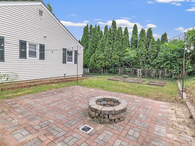 215 Bennett St — Photo 32