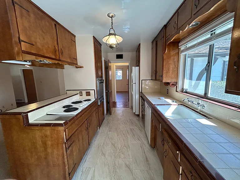 135 West Ave — Photo 3