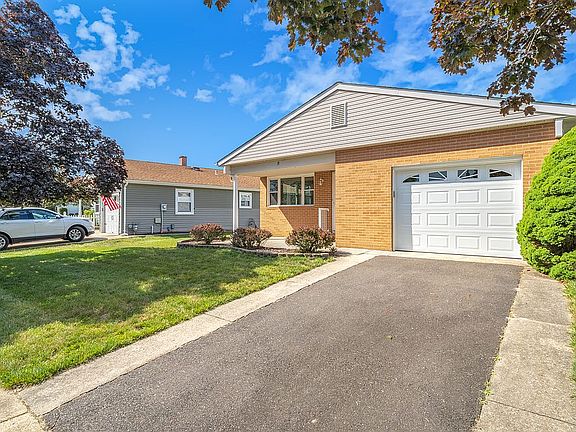 3rd image of 31 Pine Valley Dr
