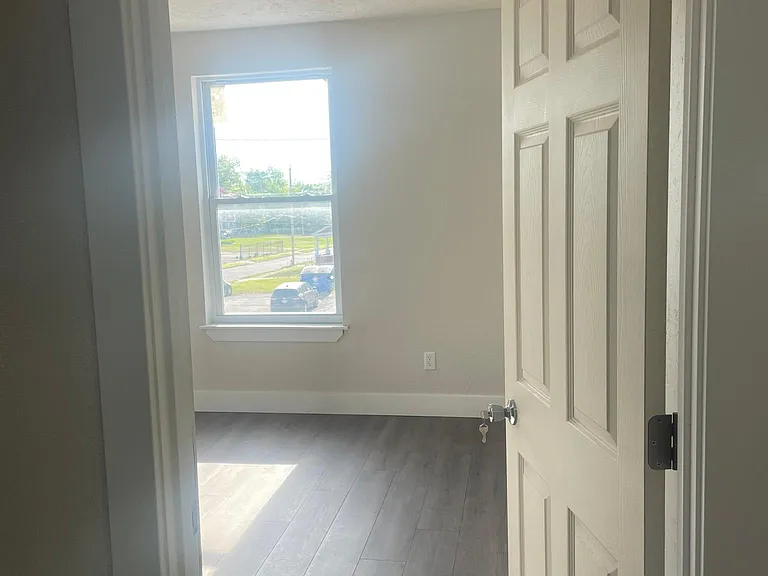 918 Elm St — Photo 11